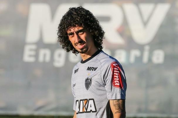 Valdívia treinou ao lado dos companheiros nesta terça