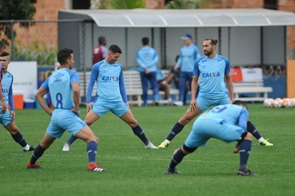 Cruzeiro treinou na tarde desta segunda-feira, na Toca da Raposa II, e embarcou para Buenos Aires horas depois. Na quarta, time enfrenta o Boca Juniors, na Bombonera, pela Copa Libertadores. O meia Arrascaeta, com dores na coxa esquerda, no viajou com a delegao. Tambm ficaram em Belo Horizonte o meia Mancuello e o atacante Sass.