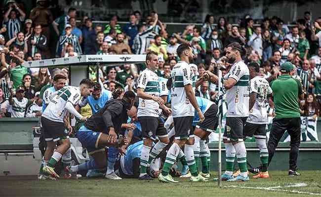 Coritiba volta a vencer o Maring, desta vez no Couto Pereira, e faz a festa com a torcida 