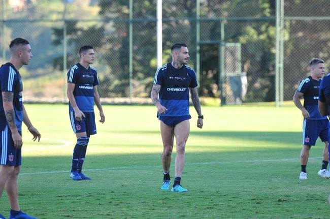 Elenco da Universidad de Chile treinou nesta tera-feira  tarde na Cidade do Galo, em Vespasiano. Time chileno se prepara para enfrentar o Cruzeiro na quinta, s 19h15, no Mineiro, pela Copa Libertadores. Tcnico Angel Guillermo Hoyos ter retornos do zagueiro Jara e do lateral-esquerdo Beausejour