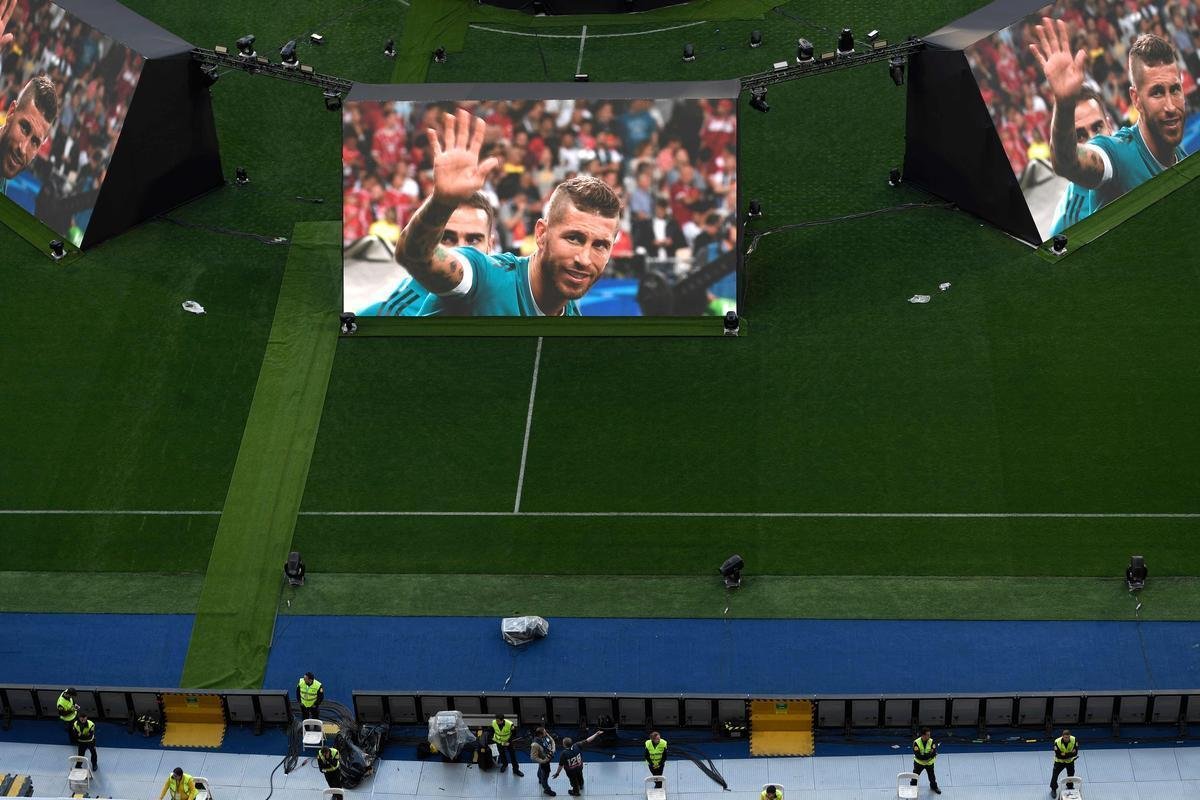 Torcedores do Real Madrid assistiram  final com o Liverpool em grandes teles no estdio Santiago Bernabu, em Madrid