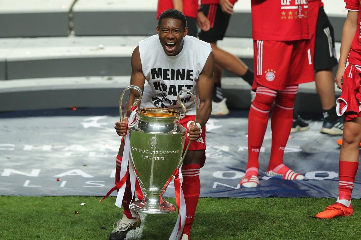 Bayern conquistou o hexa da Liga dos Campeões da Europa ao vencer o PSG por 1 a 0, neste domingo, no Estádio da Luz, em Lisboa. Coman marcou o gol do título alemão. Capitão Neuer ergue a taça junto aos seus companheiros.