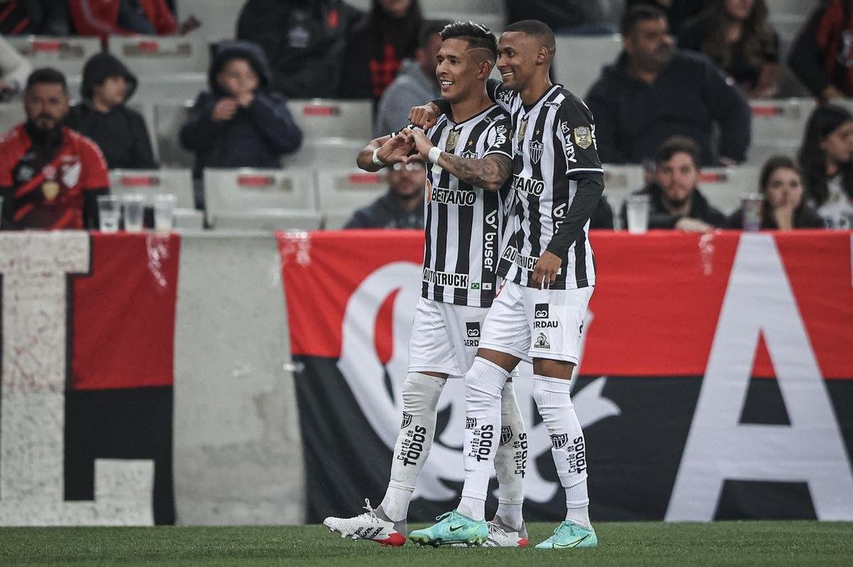 Neste domingo (17), o Atlético enfrentou o Athletico-PR pela segunda rodada da Série A do Campeonato Brasileiro. A partida foi realizada na Arena da Baixada, em Curitiba.