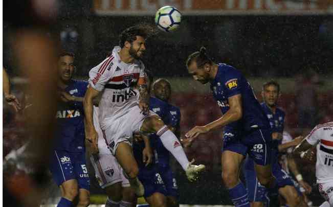 Diego Souza, de voleio, marcou o gol da vitria do So Paulo sobre o Cruzeiro, no Morumbi, pela 35 rodada