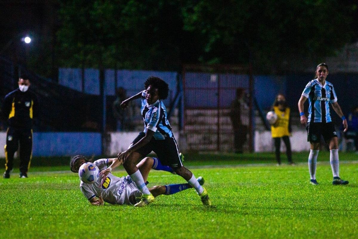 Fotos da vitria do Grmio sobre o Cruzeiro, por 2 a 1, nesta quarta-feira, no Estdio Cristo Rei, em So Leopoldo-RS, pela segunda rodada do Campeonato Brasileiro Feminino A1. Vanessinha marcou para o time mineiro, de falta. Las Estevam e Pri Back viraram para as gachas.