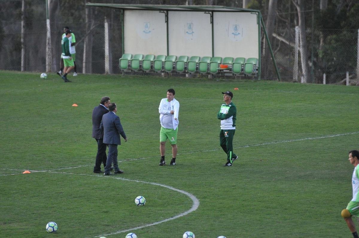 Depois de conversa com diretoria no campo, Adilson Batista foi apresentado como novo treinador do Amrica