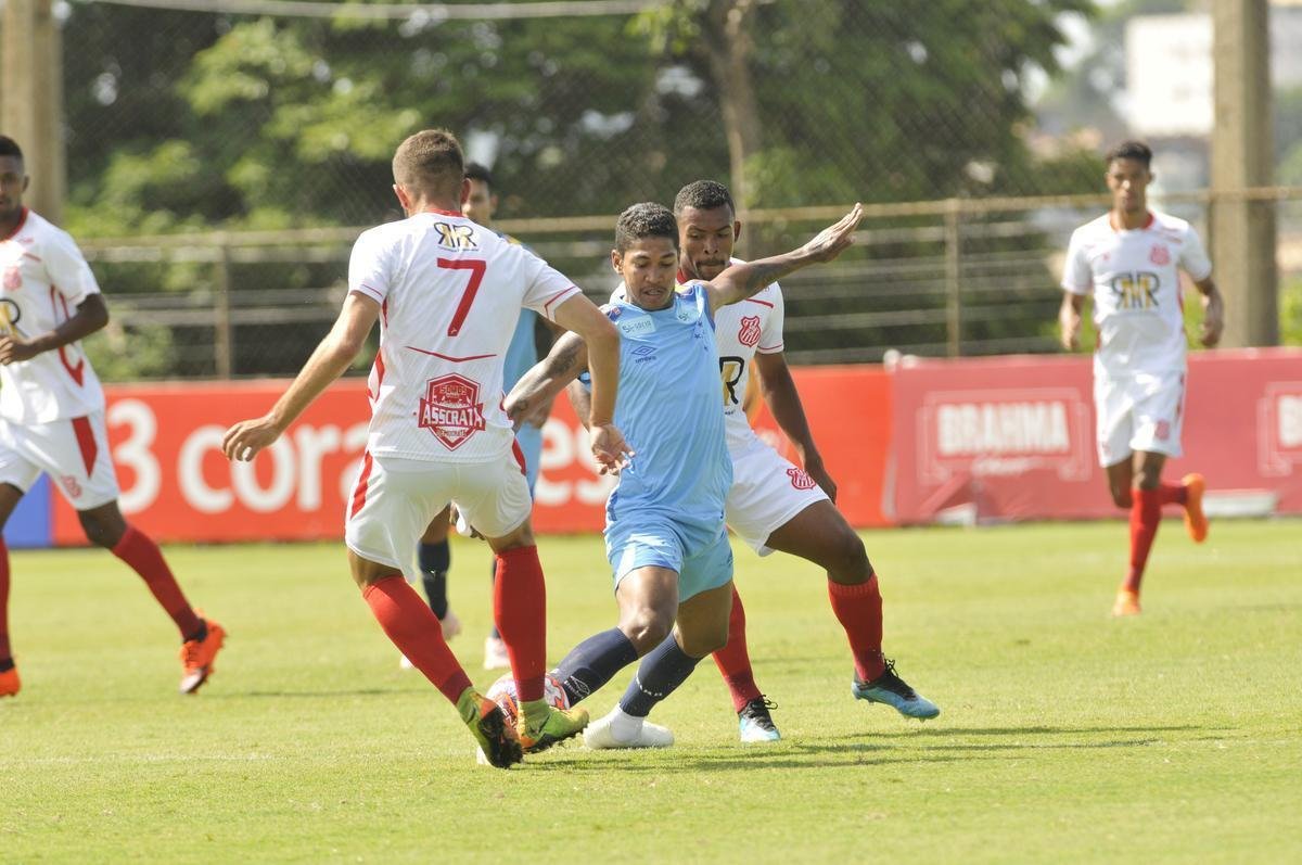 Com gols de Rafinha, David, Renato Kayzer e Murilo, Cruzeiro venceu Democrata-SL por 4 a 1 em jogo-treino nesta tera-feira, na Toca da Raposa 2 (fotos: Juarez Rodrigues/EM D.A Press)