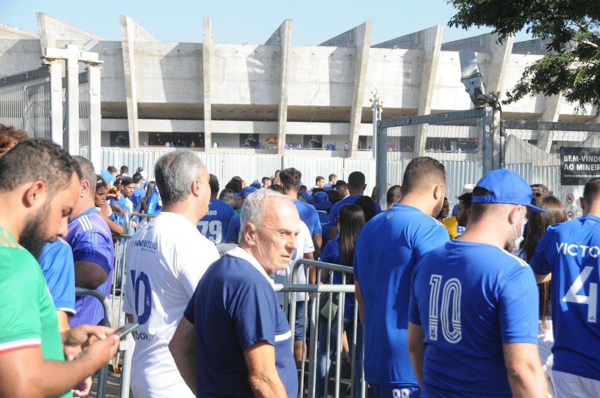 Chegada da torcida do Cruzeiro ao Mineiro para o jogo contra a Ponte Preta pela 13 rodada da Srie B do Campeonato Brasileiro. Estdio voltou a receber grande pblico