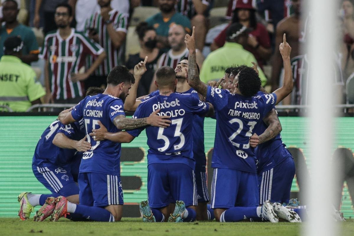 Fotos do gol de empate do Cruzeiro, marcado por Oliveira, de cabea, aps escanteio cobrado por Machado: 1 a 1
