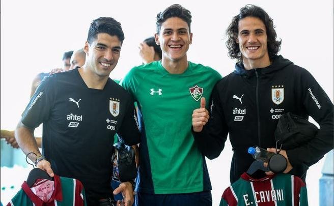Pedro presenteou Cavani e Suárez com camisas do Fluminense