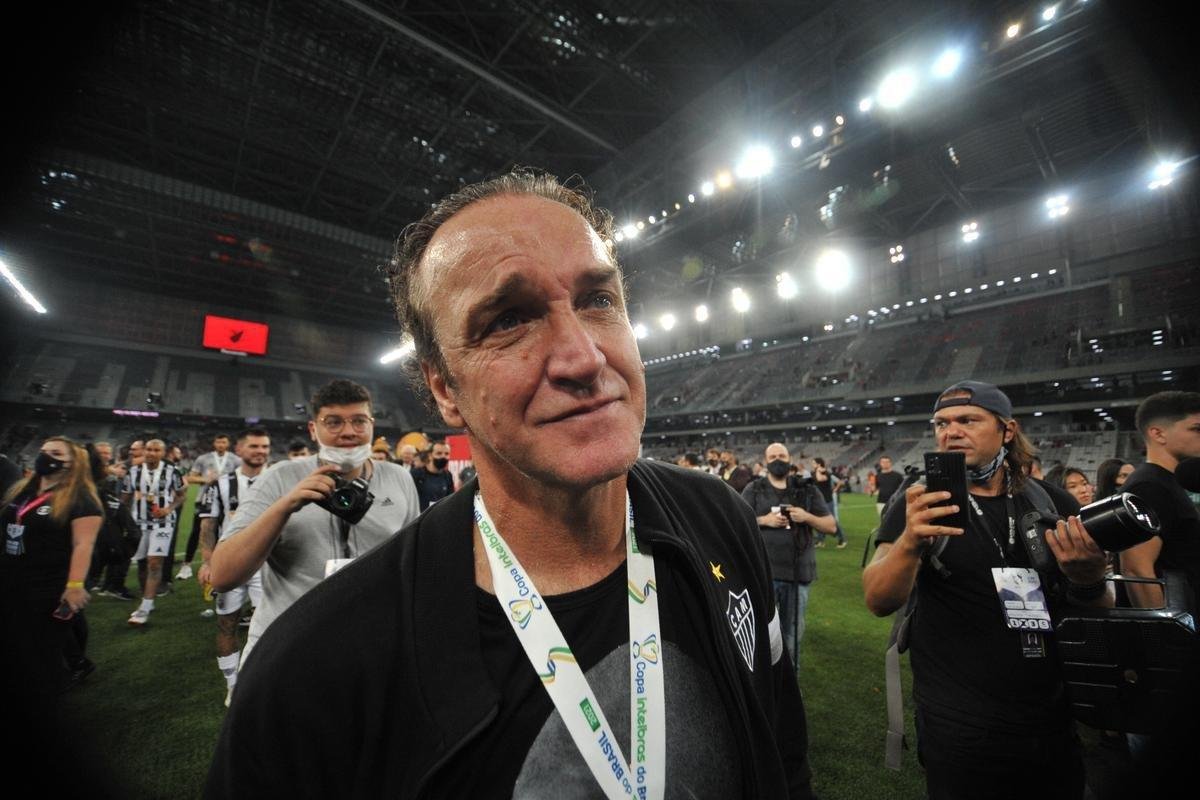 Atltico ergue a taa e festeja bi da Copa do Brasil