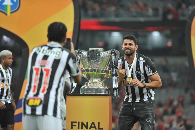 Atlético ergue a taça e festeja bi da Copa do Brasil