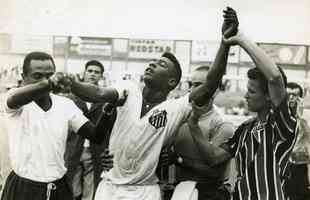 11/12/1960 - Pel deixa o gramado contundido, em lance do jogo entre So Paulo e Santos, pelo Campeonato Paulista, realizado no Morumbi. O So Paulo venceu por 2 a 1.