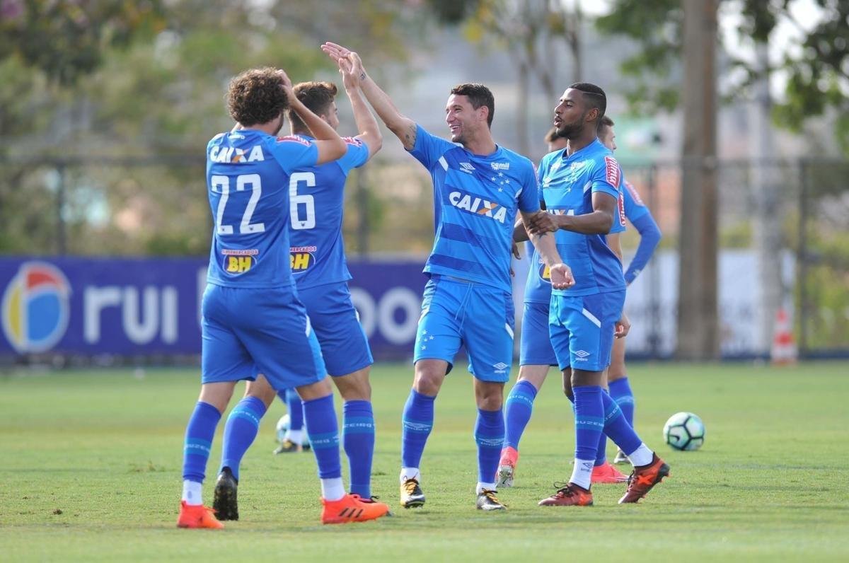 Jogadores do Cruzeiro trabalharam em tom descontrado na Toca da Raposa antes de final com Flamengo