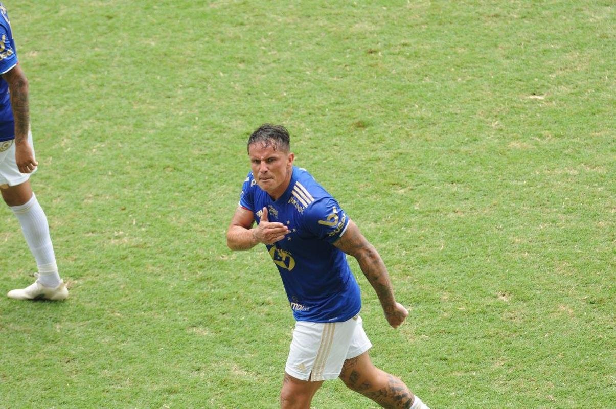 Edu empatou o jogo para o Cruzeiro diante do Villa Nova, no Independncia, pela oitava rodada do Campeonato Mineiro