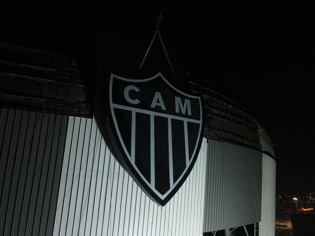 Instalao do escudo do Atltico e do primeiro letreiro da Arena MRV

