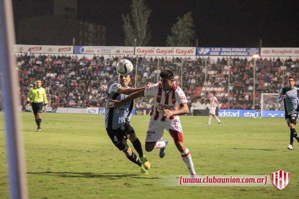O estádio é conhecido por ser um caldeirão, com arquibancadas coladas no gramado