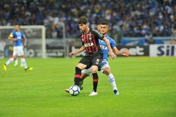 Lances do primeiro tempo da partida entre Cruzeiro e Atltico-PR, no Mineiro, pelas oitavas de final da Copa do Brasil