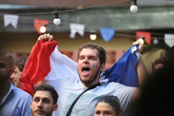 Franceses foram  loucura, em BH, com bicampeonato mundial da seleo na Rssia