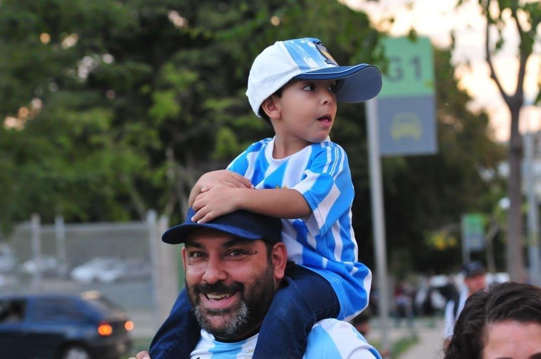 Torcedores de Argentina e Paraguai na chegada ao Minero para duelo pela Copa Amrica