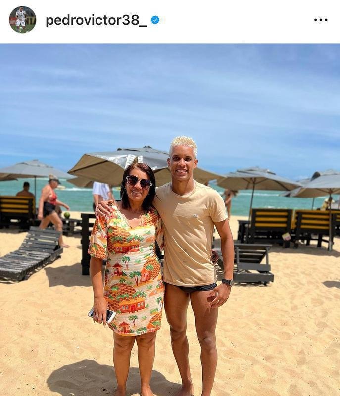 Pedrinho postou homenagem  me pelo aniversrio durante o recesso.