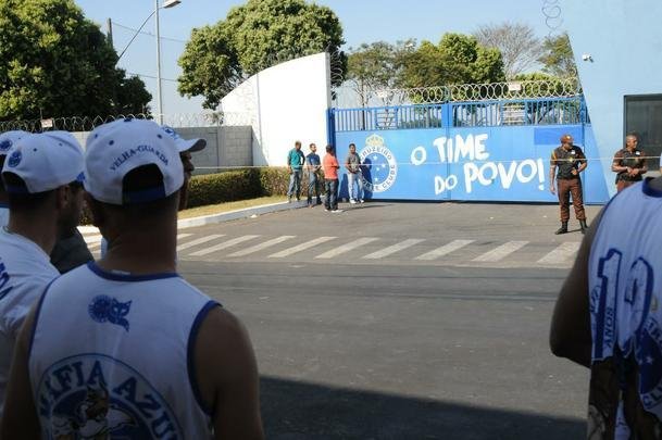 Integrantes da Mfia Azul protestaram na tarde desta tera, na porta da Toca II