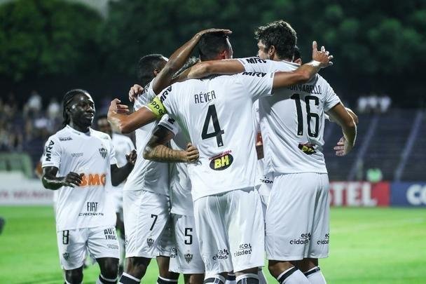 Imagens da partida entre Defensor e Atlético, em Montevidéu, pela Libertadores