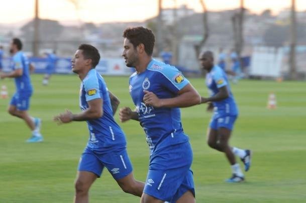 Cruzeiro iniciou sua intertemporada nesta segunda-feira na Toca da Raposa II. Tcnico Mano Menezes contou com elenco completo. Grupo agora comea preparao para decises com Atltico na Copa do Brasil, River Plate na Copa Libertadores e 29 rodadas restantes do Campeonato Brasileiro