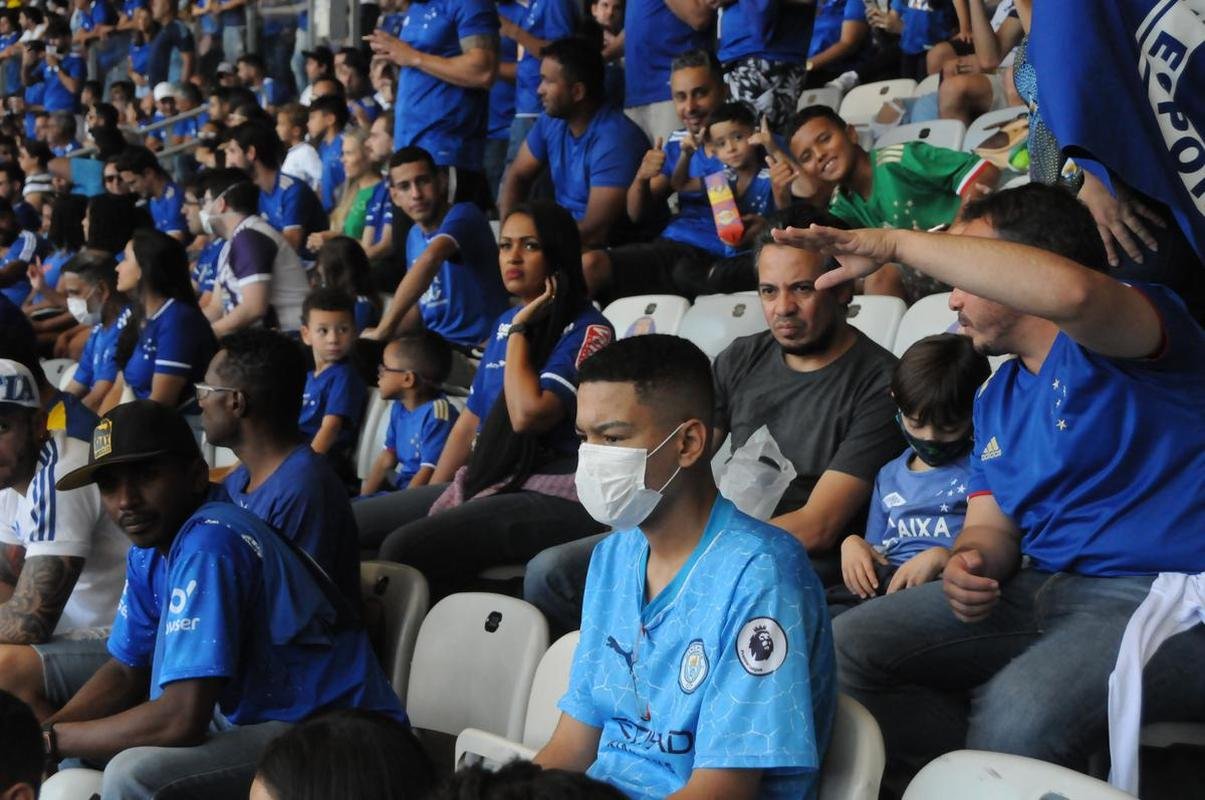 Fotos da torcida do Cruzeiro, no Mineiro, na partida contra a Ponte Preta pela 13 rodada da Srie B do Campeonato Brasileiro. Mineiro recebeu grande pblico mais uma vez