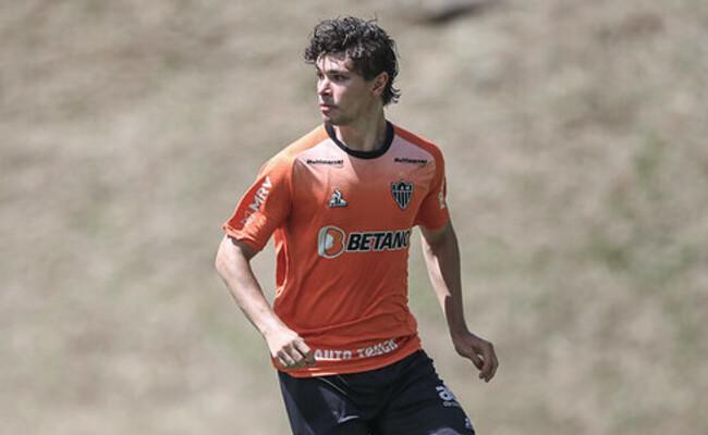 Lateral-esquerdo Dodô durante treinamento do Atlético na Cidade do Galo