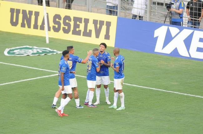 Cruzeiro goleou URT por 3 a 0 no Independncia com gols de Thiago, Machado e Edu em sua estreia no Mineiro. Ronaldo, dono da SAF, assistiu  partida no Horto. Duelo marcou estreia do tcnico uruguaio Paulo Pezzolano