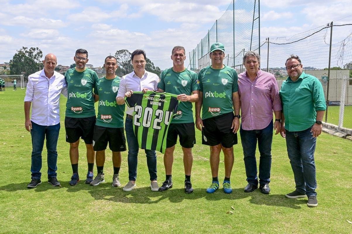 Fotos da renovao do Amrica com o tcnico Vagner Mancini nesta segunda-feira (26/9)
