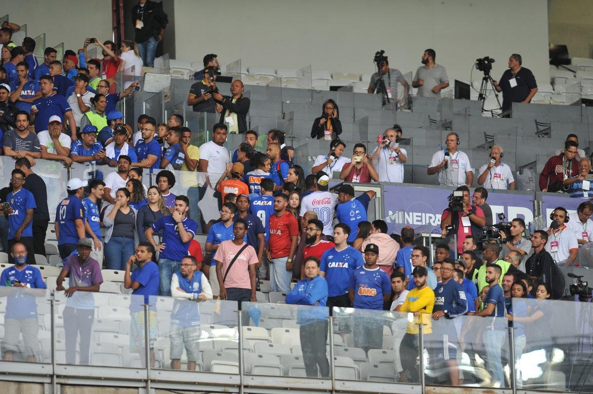 Depois de derrota do Cruzeiro para o Palmeiras e da confirmao do rebaixamento, Mineiro virou praa de guerra, com ira da torcida, depredaes e bombas
