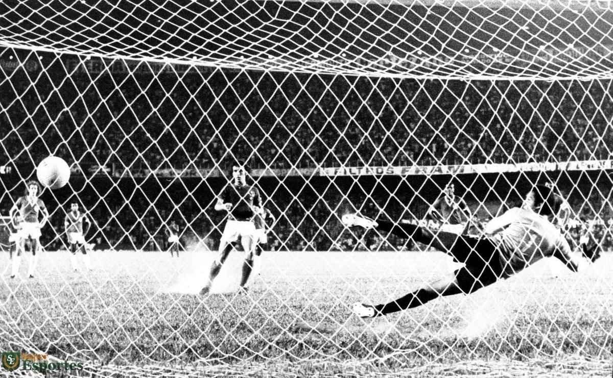 Cruzeiro derrotou Inter por 5 a 4 na estreia da Copa Libertadores de 1976. Palhinha, aos 3 e 10 minutos do 1T, Joozinho, aos 21 min do 1T e aos 18 min do 2T, e Nelinho, aos 40 min do 2T marcaram os gols celestes no triunfo