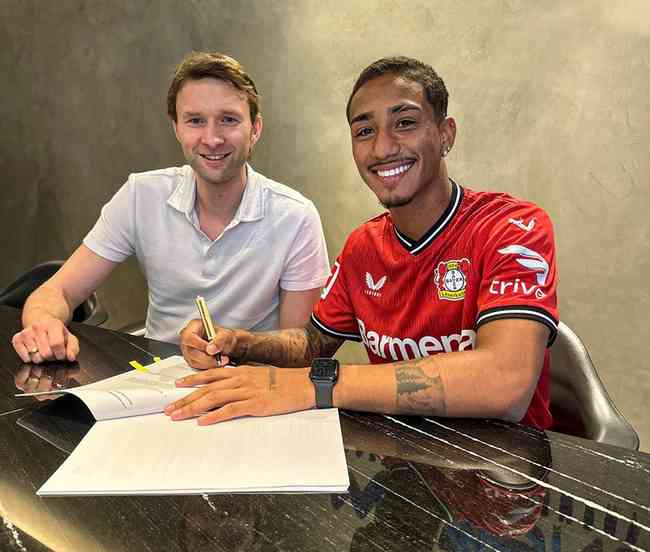 Arthur j posou com a camisa do Bayer Leverkusen aps assinatura do contrato vlido at 2028