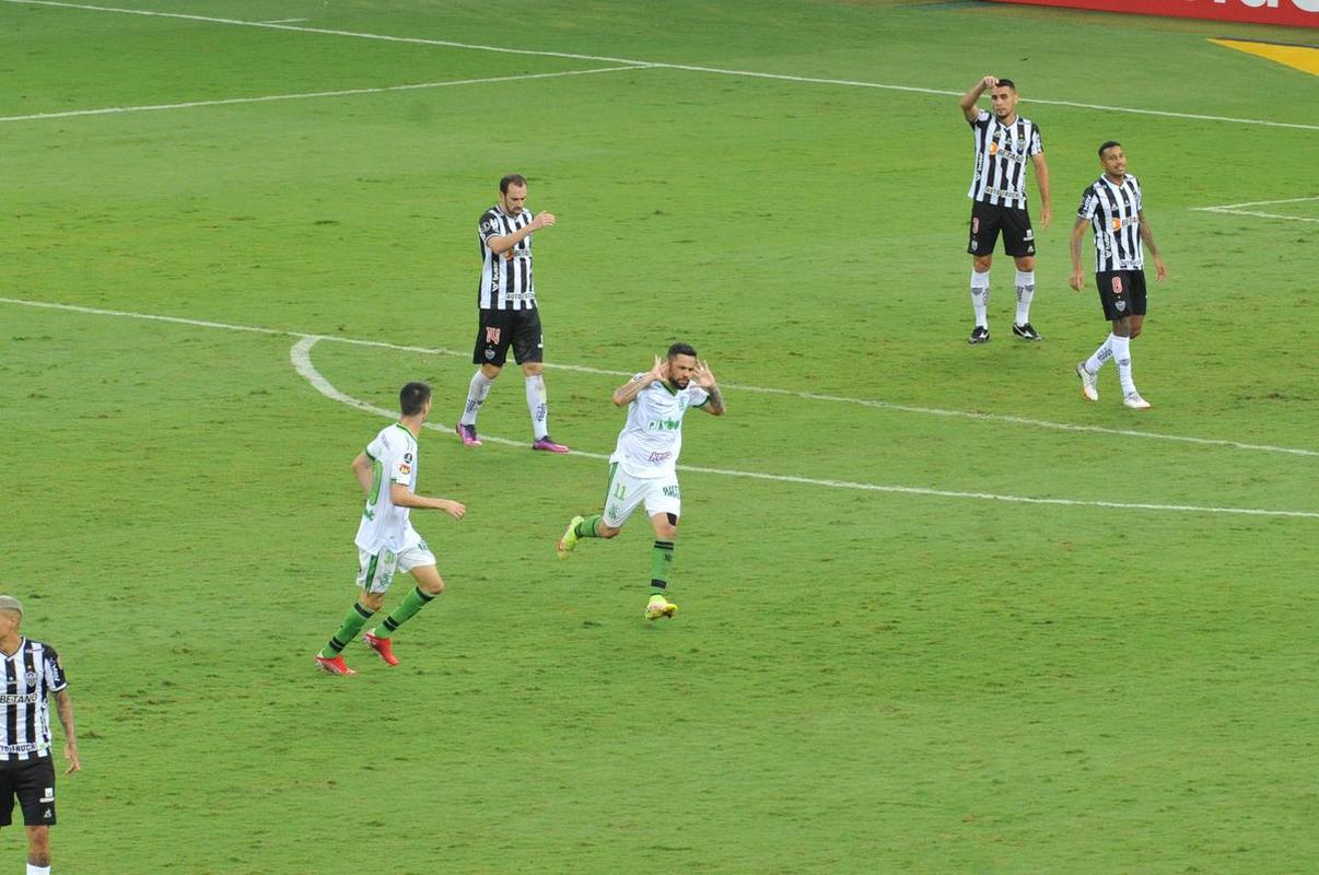 Felipe Azevedo abriu o placar no clssico com um golao em chute de fora da rea, no ngulo esquerdo de Everson: 1 a 0 Amrica