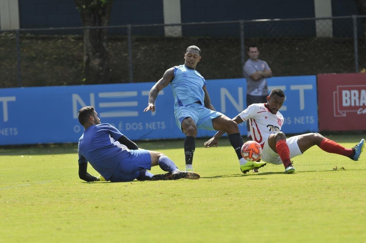 Com gols de Rafinha, David, Renato Kayzer e Murilo, Cruzeiro venceu Democrata-SL por 4 a 1 em jogo-treino nesta tera-feira, na Toca da Raposa 2 (fotos: Juarez Rodrigues/EM D.A Press)