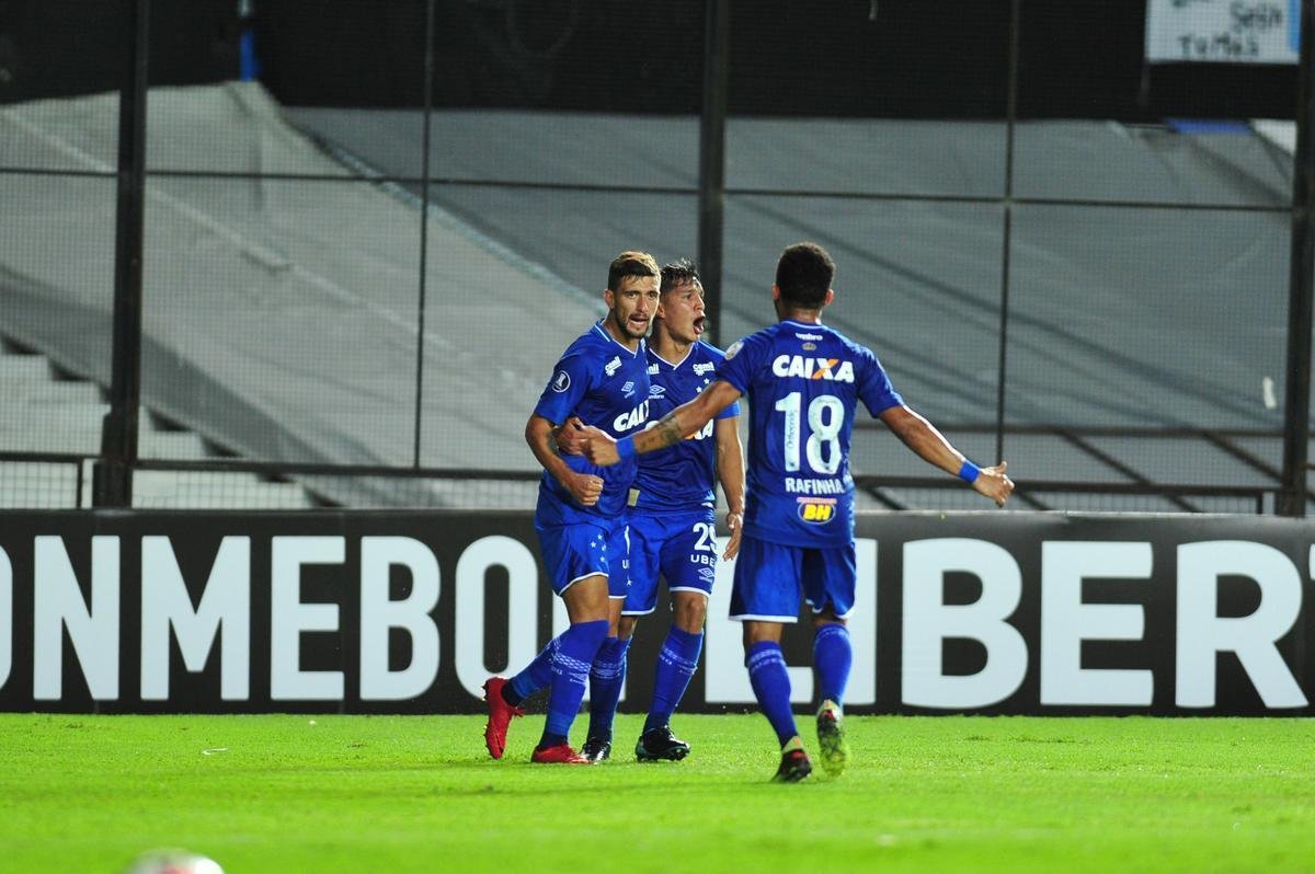 Fotos do primeiro tempo de Racing e Cruzeiro, no El Cilindro, pela Copa Libertadores. Arrascaeta empatou para o Cruzeiro, de cabea, aps cruzamento de Egdio