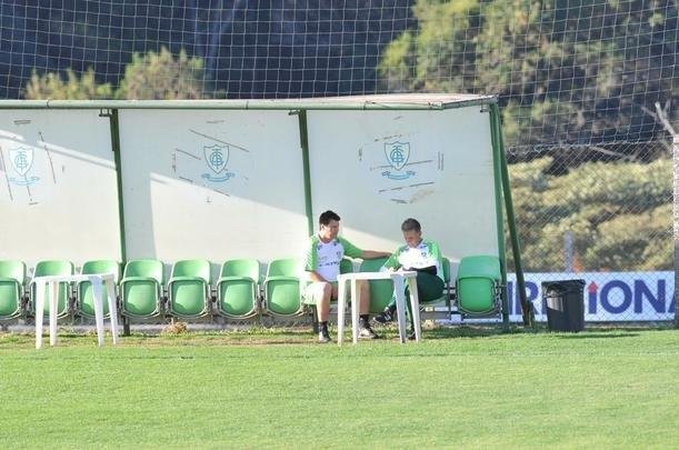 Depois de reunio com elenco e diretoria, Adilson Batista observou treino comandado por Drubscky no Amrica