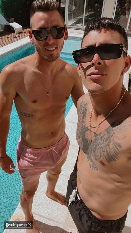 Atacante Pavn com amigos na Argentina