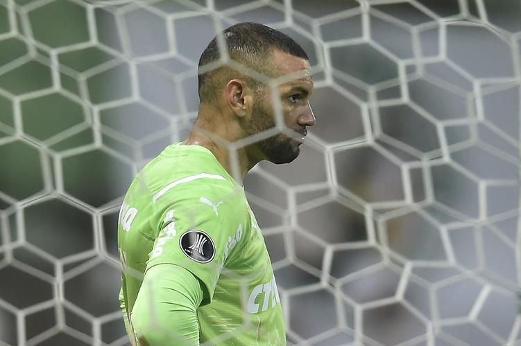 Diego Costa sofreu pnalti. Hulk cobrou e mandou na trave esquerda.