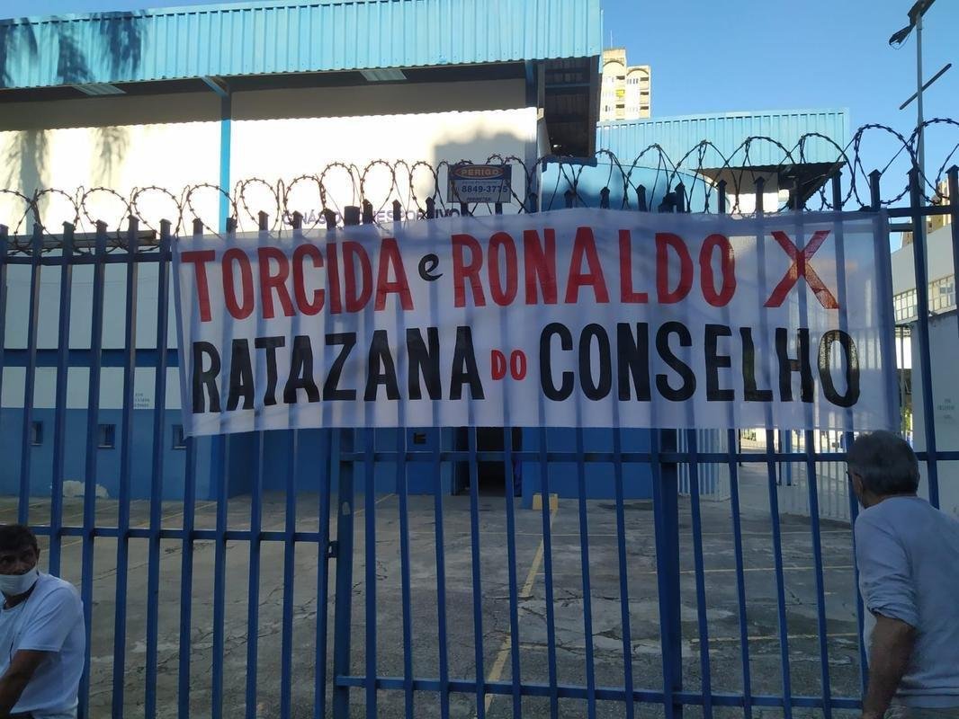 Torcida do Cruzeiro foi em peso ao Parque Esportivo do Barro Preto para fazer press�o pela aprova��o da venda da SAF a Ronaldo