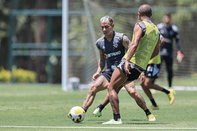 Fotos do treino do Atltico nesta quarta-feira (12/10), na Cidade do Galo. Em recuperao de um incmodo na panturrilha esquerda, Hulk fez funcional no campo e ainda  dvida para o confronto contra o Flamengo, no sbado, s 20h30, no Maracan, pelo Brasileiro