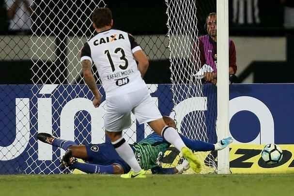 Lance de Botafogo x Atltico, jogo vlido pela 12 rodada do Campeonato Brasileiro