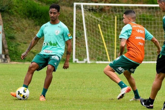 Neste sbado, o Amrica encerrou a preparao para enfrentar o Fluminense no CT Lanna Drumond 
