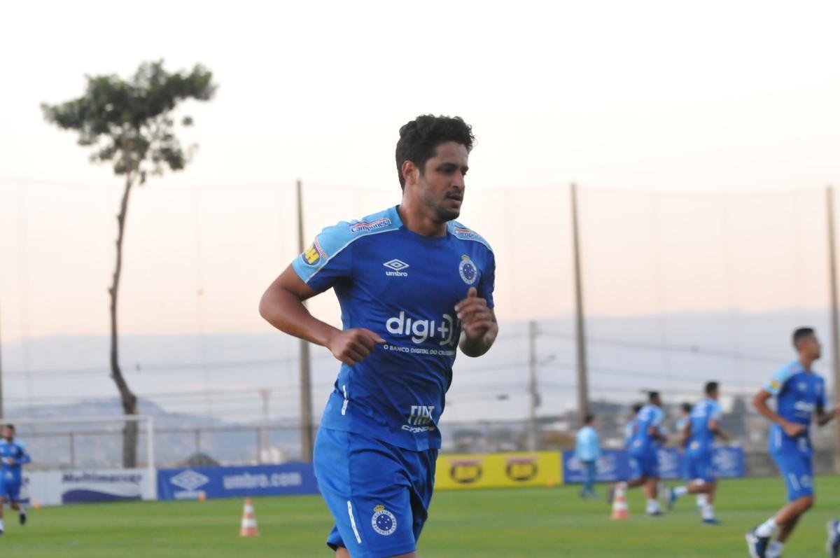 Cruzeiro iniciou sua intertemporada nesta segunda-feira na Toca da Raposa II. Tcnico Mano Menezes contou com elenco completo. Grupo agora comea preparao para decises com Atltico na Copa do Brasil, River Plate na Copa Libertadores e 29 rodadas restantes do Campeonato Brasileiro