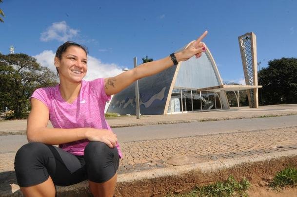 Em BH h seis meses, nadadora mora no Gutierrez e treina na Pampulha  