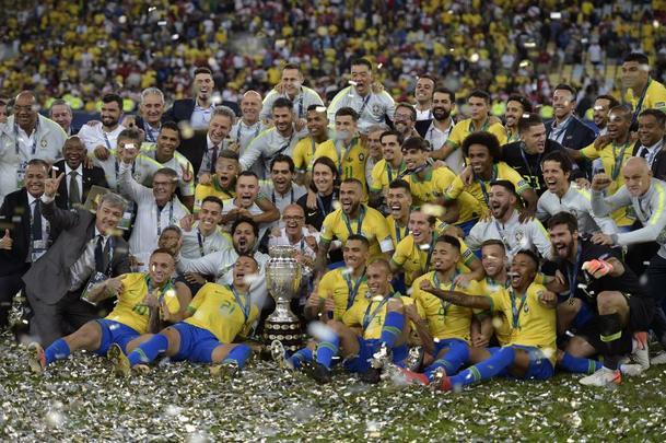 Seleção Brasileira derrota Peru por 3 a 1, conquista Copa América e ergue a taça no Maracanã; veja as fotos da festa do Brasil