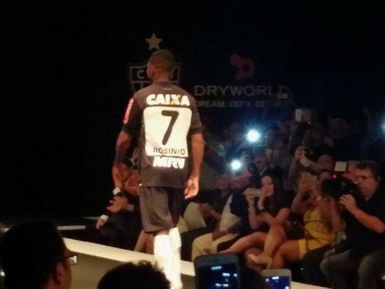 Presença de Robinho, com a camisa 7, foi o ponto alto da festa de lançamento do uniforme