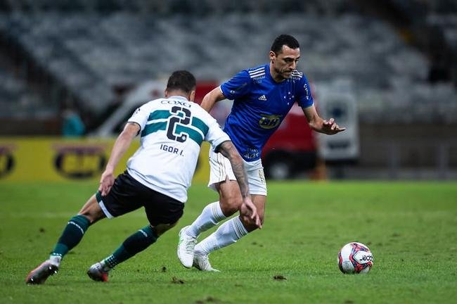 Fotos do gramado do Mineiro em condies ruins